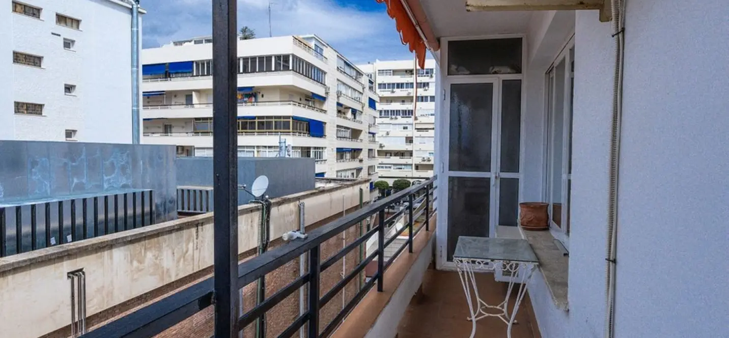 Venta de apartamento en planta media en Marbella 2