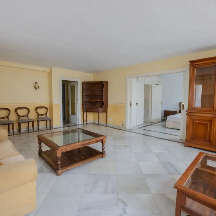 Venta de apartamento en planta media en Marbella