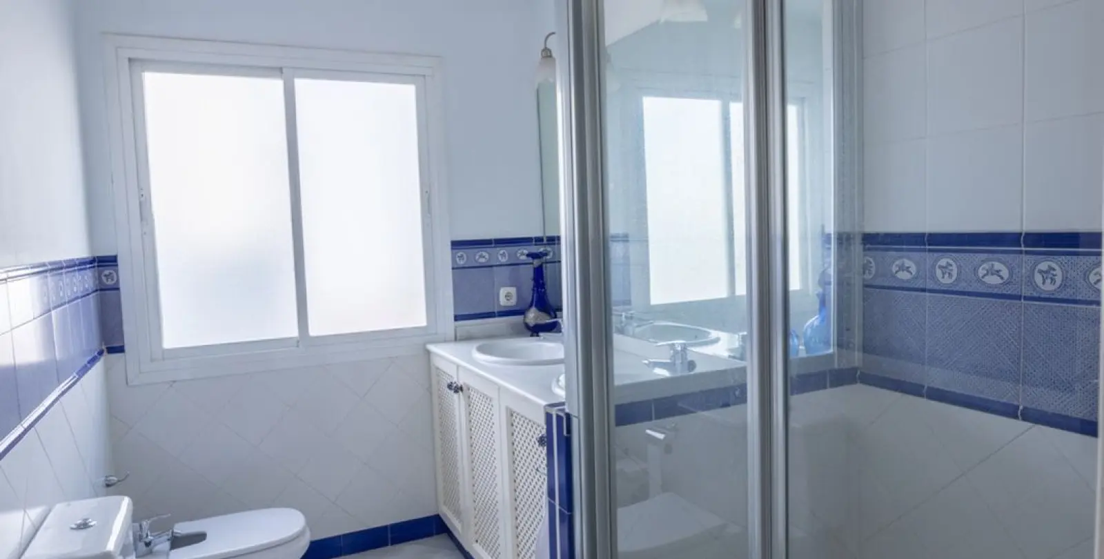 Venta de apartamento en planta media en Marbella 13