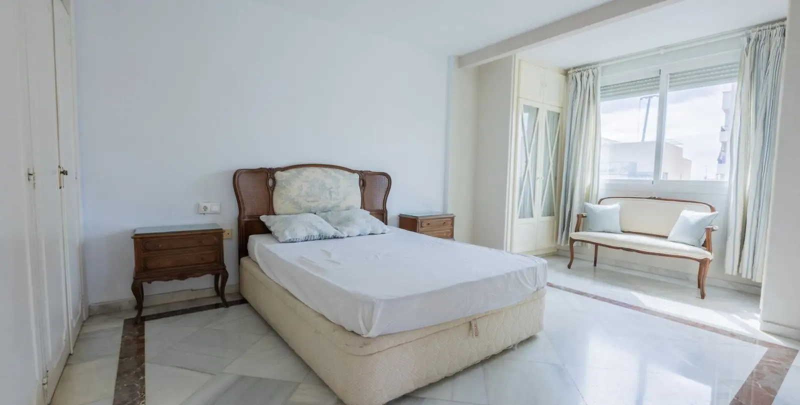 Venta de apartamento en planta media en Marbella 19