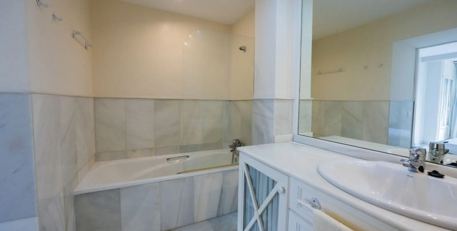 Venta de apartamento en planta media en Marbella 22