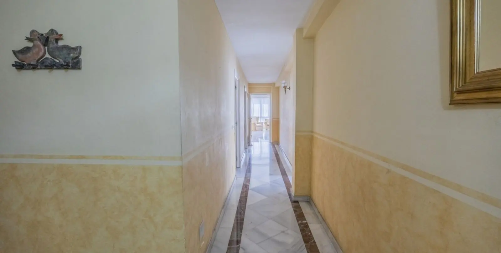 Venta de apartamento en planta media en Marbella 23