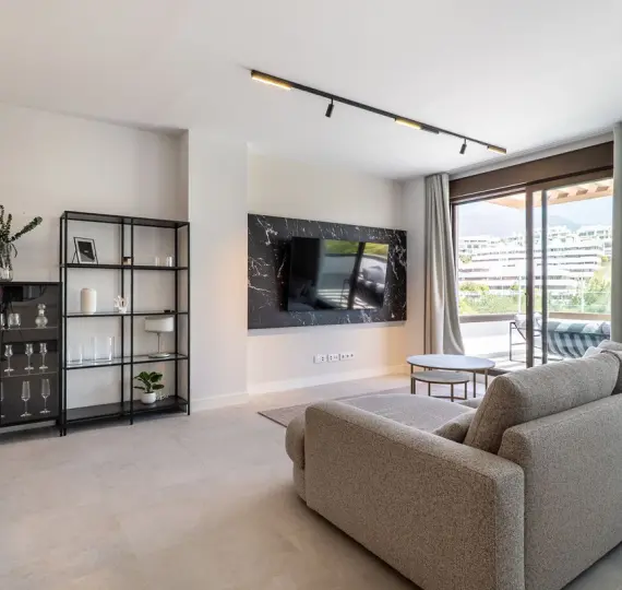 Middle floor apartment R5074156