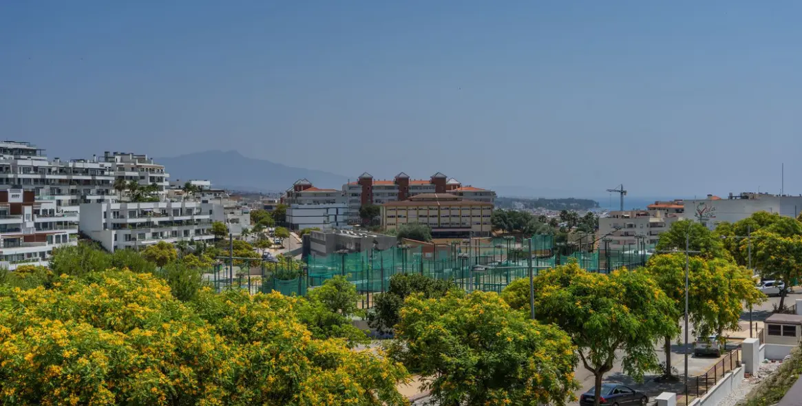 Venta de apartamento en planta media en Estepona 22