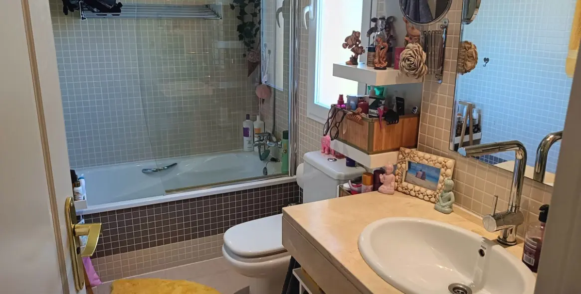 Sale of penthouse in Calahonda 26