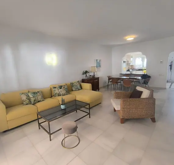 Long-term rent of middle floor apartment in El Presidente