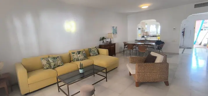 Long-term rent of middle floor apartment in El Presidente 4