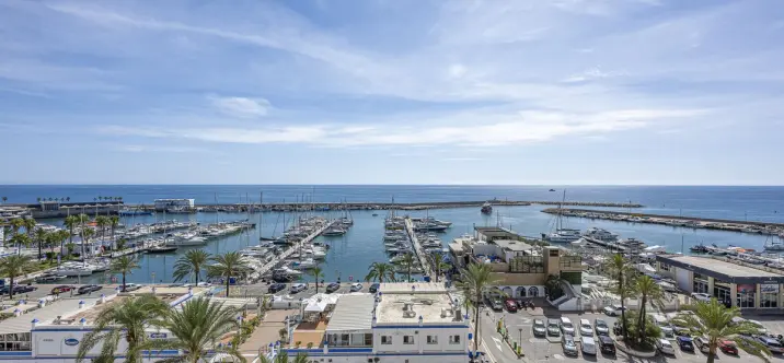 Sale of middle floor apartment in Estepona 0