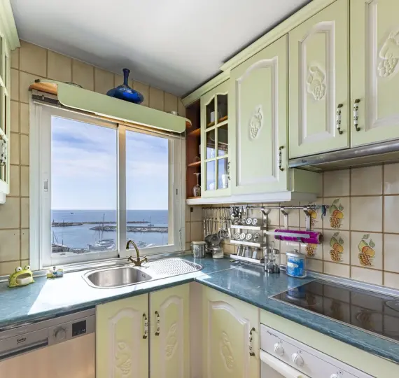 Sale of middle floor apartment in Estepona