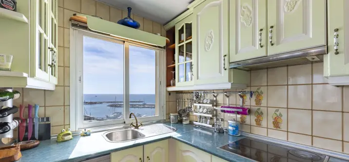 Sale of middle floor apartment in Estepona 2