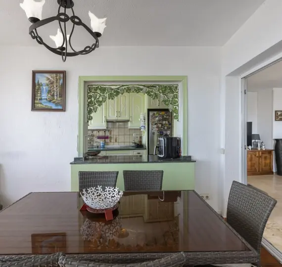 Sale of middle floor apartment in Estepona