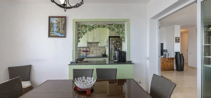 Sale of middle floor apartment in Estepona 3