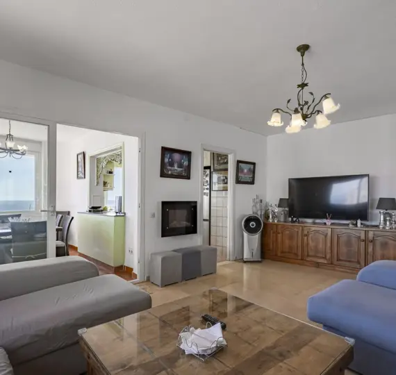 Sale of middle floor apartment in Estepona