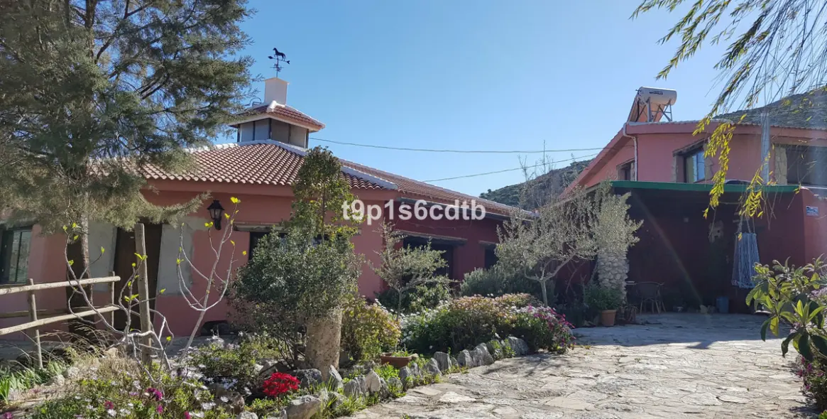 Продажа отеля в Valle de Abdalajis 1