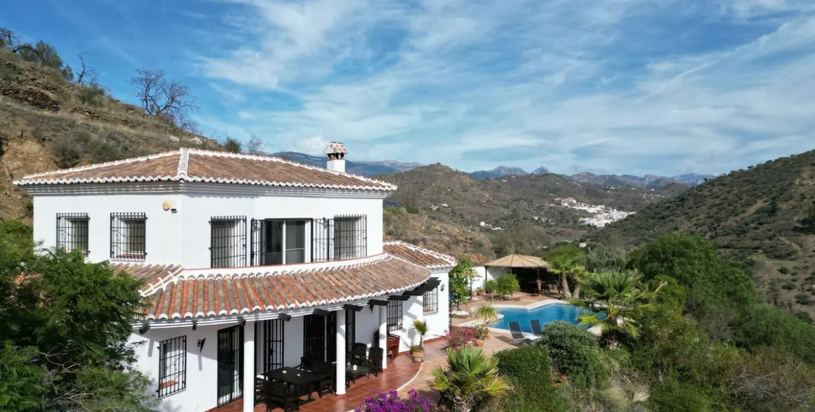 Sale of detached villa in Arenas 1