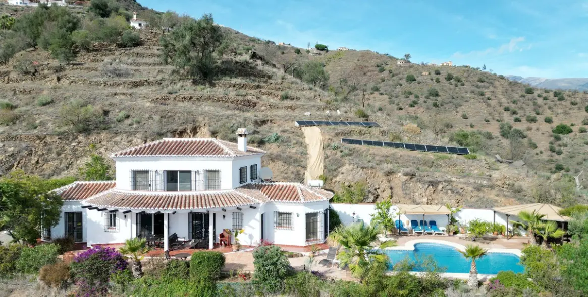Sale of detached villa in Arenas 3