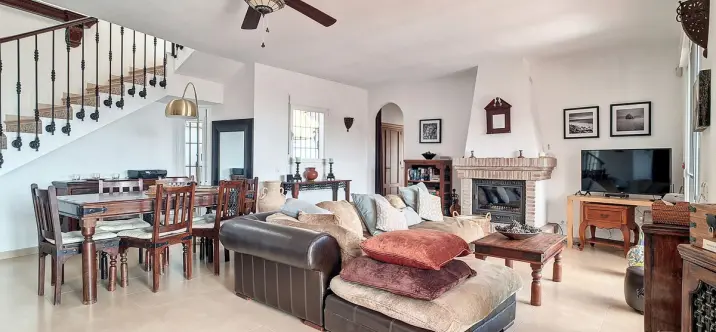 Sale of detached villa in Arenas 3