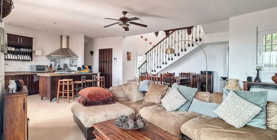 Sale of detached villa in Arenas 7