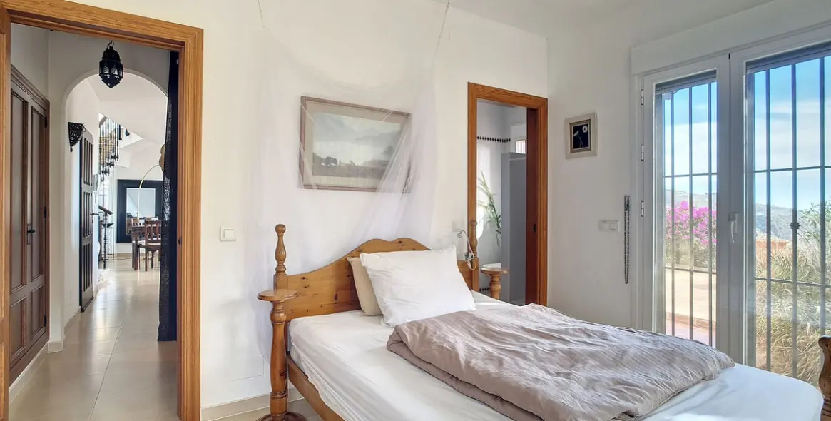 Sale of detached villa in Arenas 13