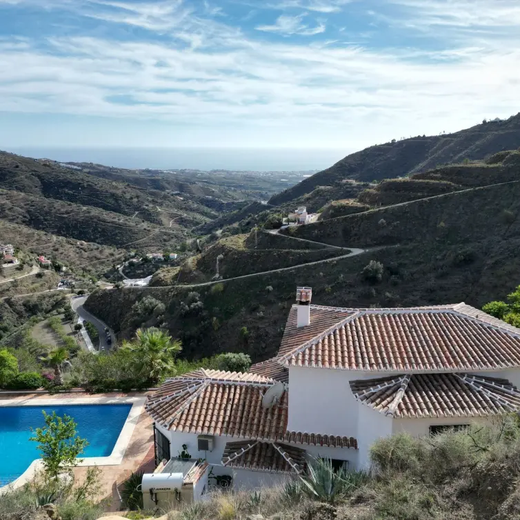 Sale of detached villa in Arenas