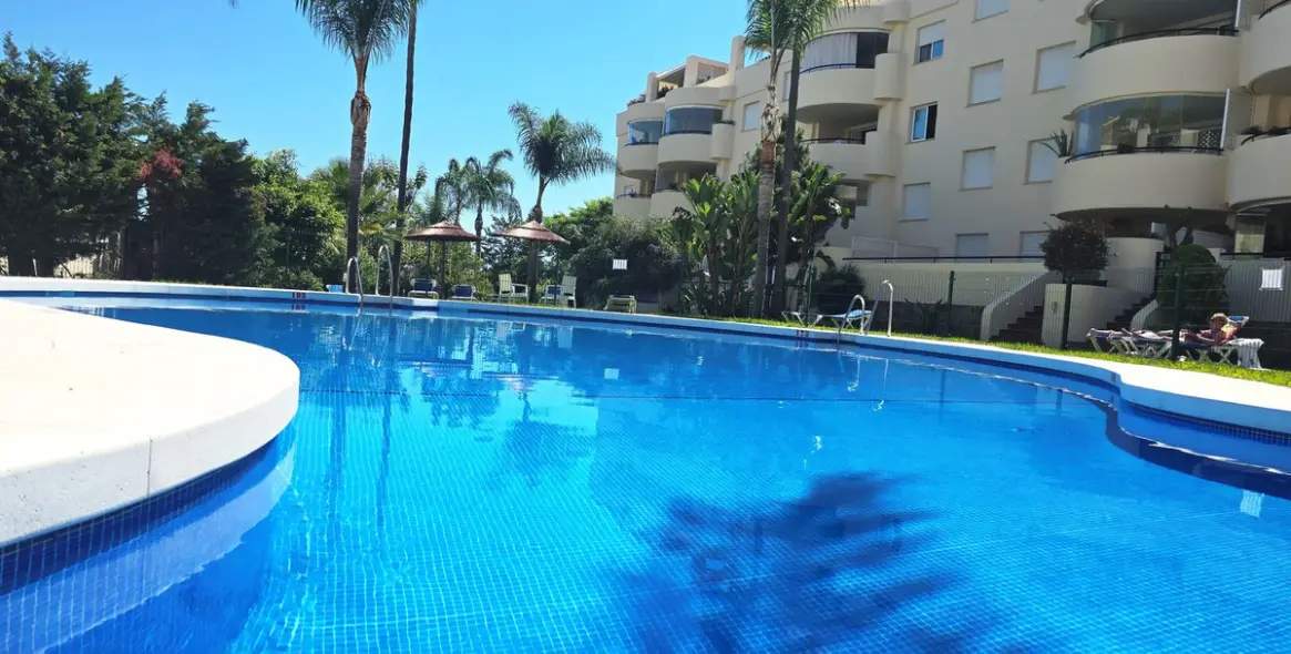 Sale of middle floor apartment in The Golden Mile 1