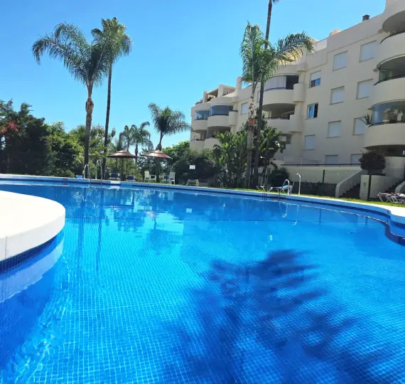 Sale of middle floor apartment in The Golden Mile