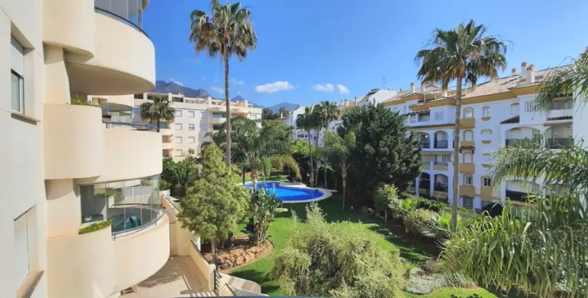 Sale of middle floor apartment in The Golden Mile 2