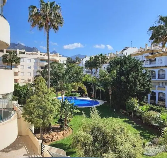 Sale of middle floor apartment in The Golden Mile