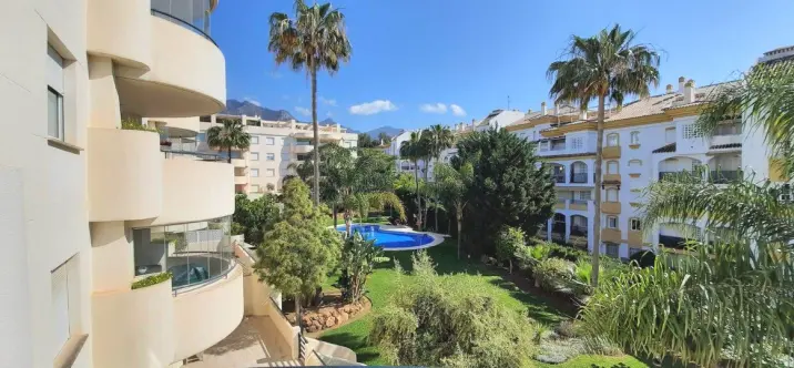 Sale of middle floor apartment in The Golden Mile 1