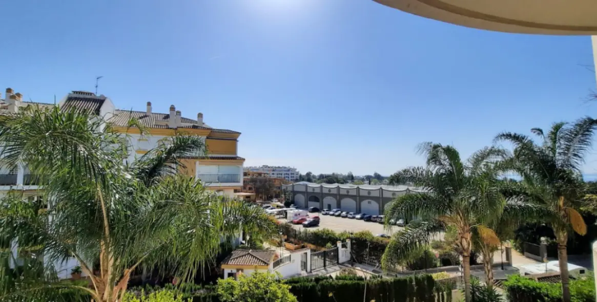 Sale of middle floor apartment in The Golden Mile 3