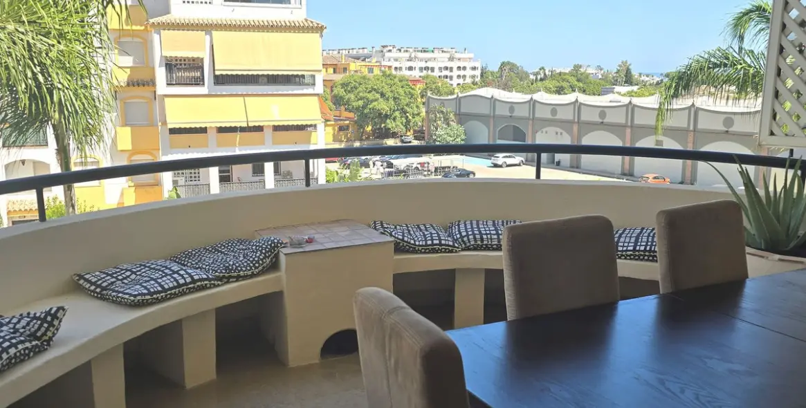 Sale of middle floor apartment in The Golden Mile 4