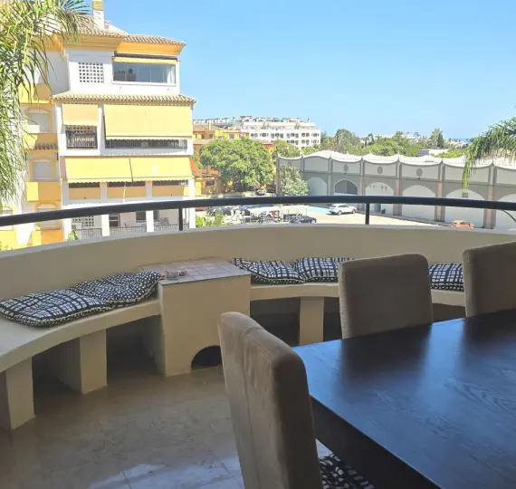 Sale of middle floor apartment in The Golden Mile