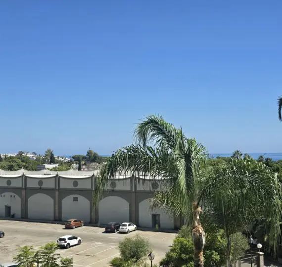 Sale of middle floor apartment in The Golden Mile