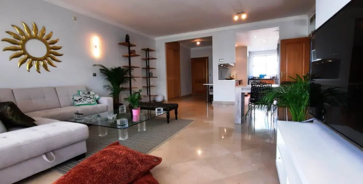 Sale of middle floor apartment in The Golden Mile 6