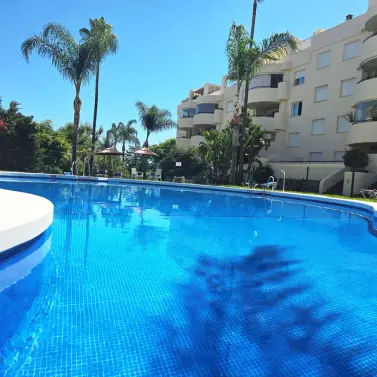Venta de apartamento en planta media en The Golden Mile