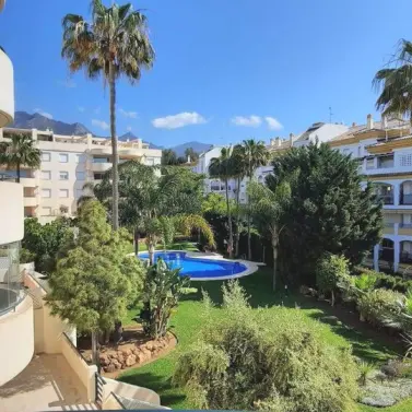 Venta de apartamento en planta media en The Golden Mile