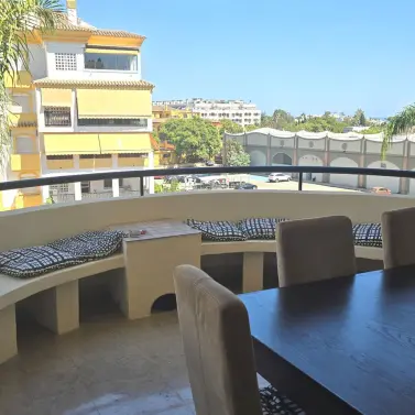 Venta de apartamento en planta media en The Golden Mile