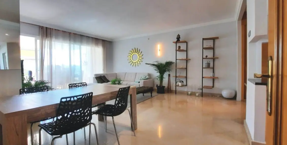 Venta de apartamento en planta media en The Golden Mile 9