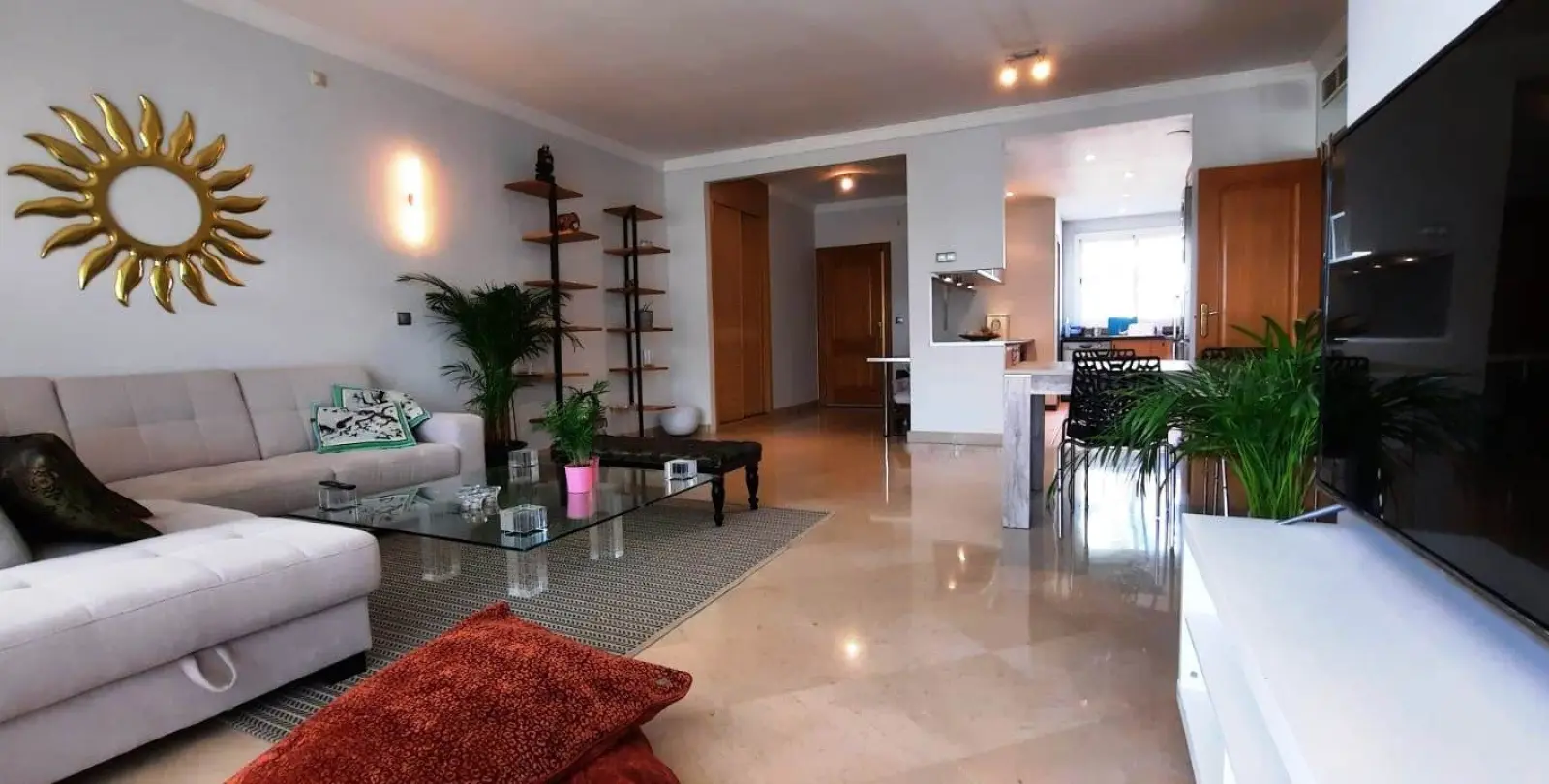 Продажа апартаментов на среднем этаже в The Golden Mile 6