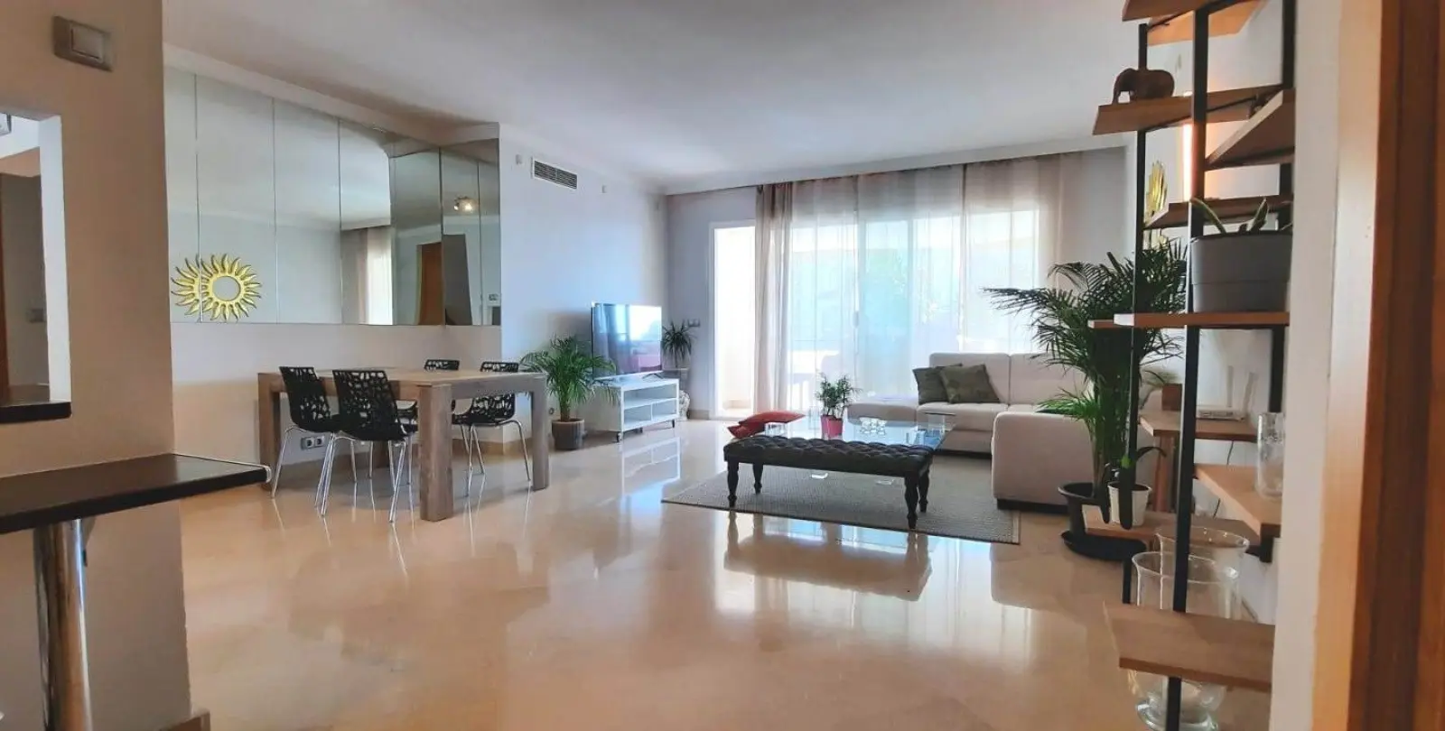 Продажа апартаментов на среднем этаже в The Golden Mile 7