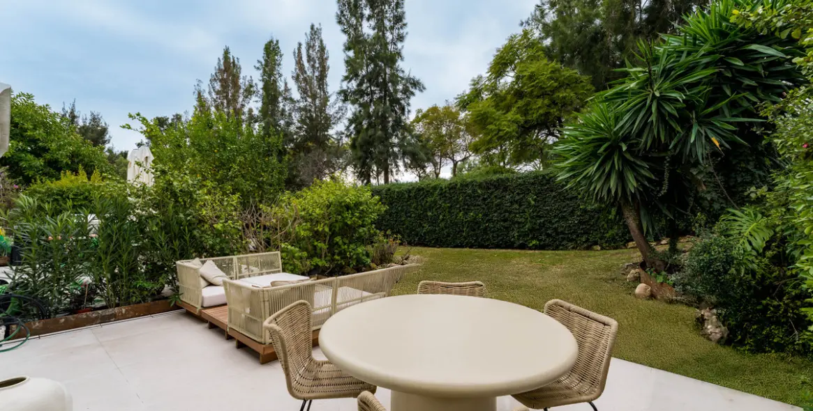 Sale of middle floor apartment in Benahavís 19