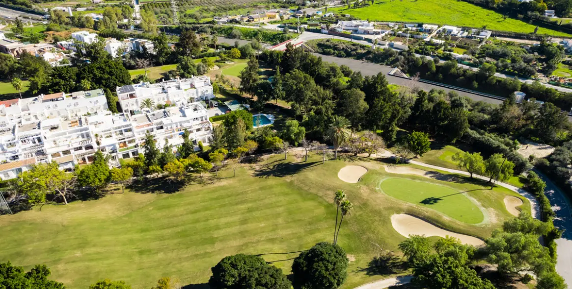 Venta de apartamento en planta media en Benahavís 25