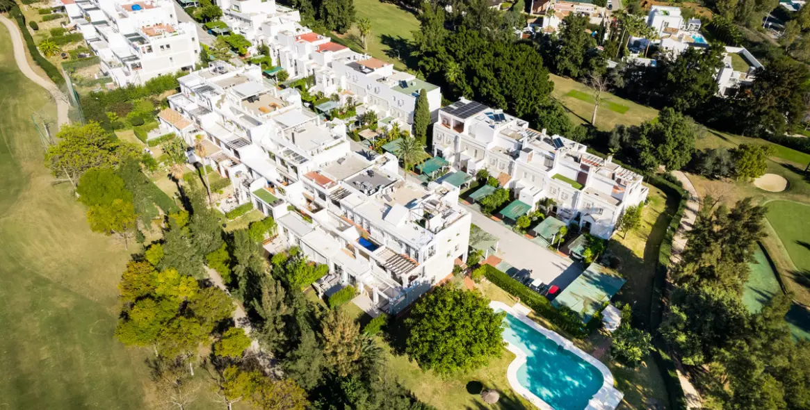 Venta de apartamento en planta media en Benahavís 27