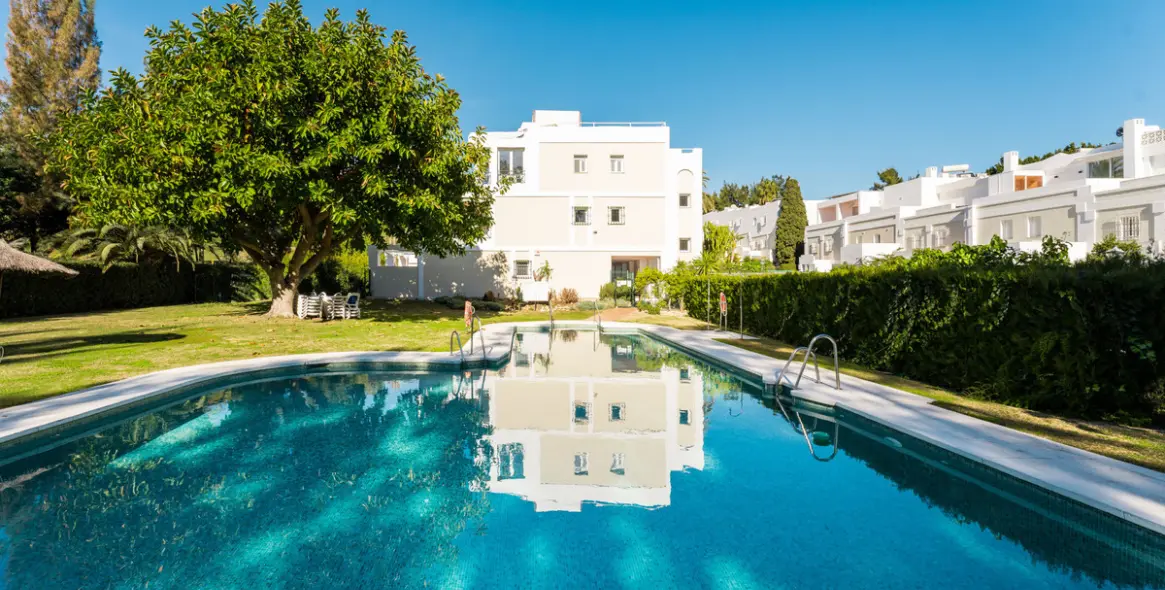 Venta de apartamento en planta media en Benahavís 29