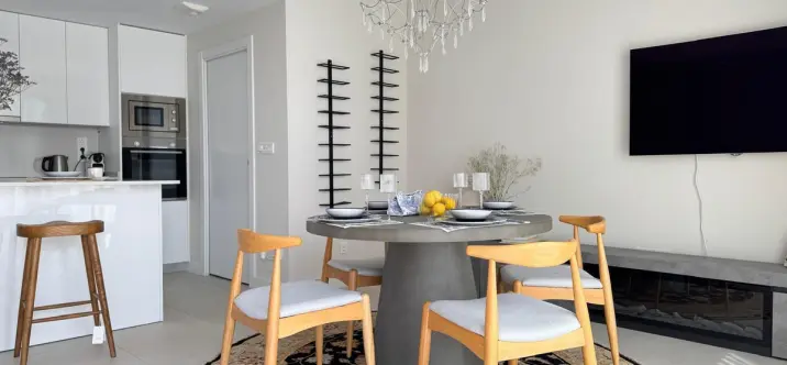 Venta de apartamento en planta media en Estepona 1