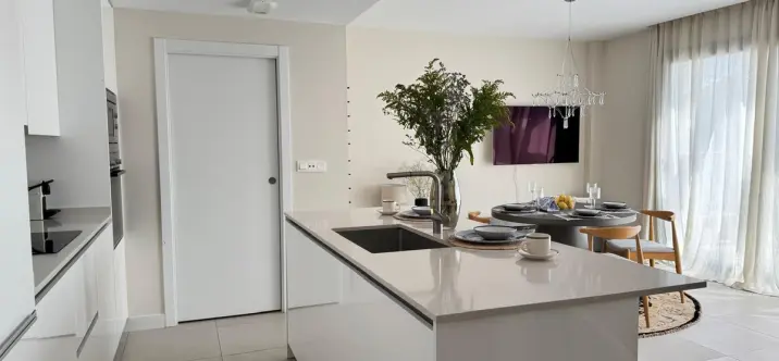 Venta de apartamento en planta media en Estepona 2