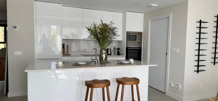 Venta de apartamento en planta media en Estepona 4