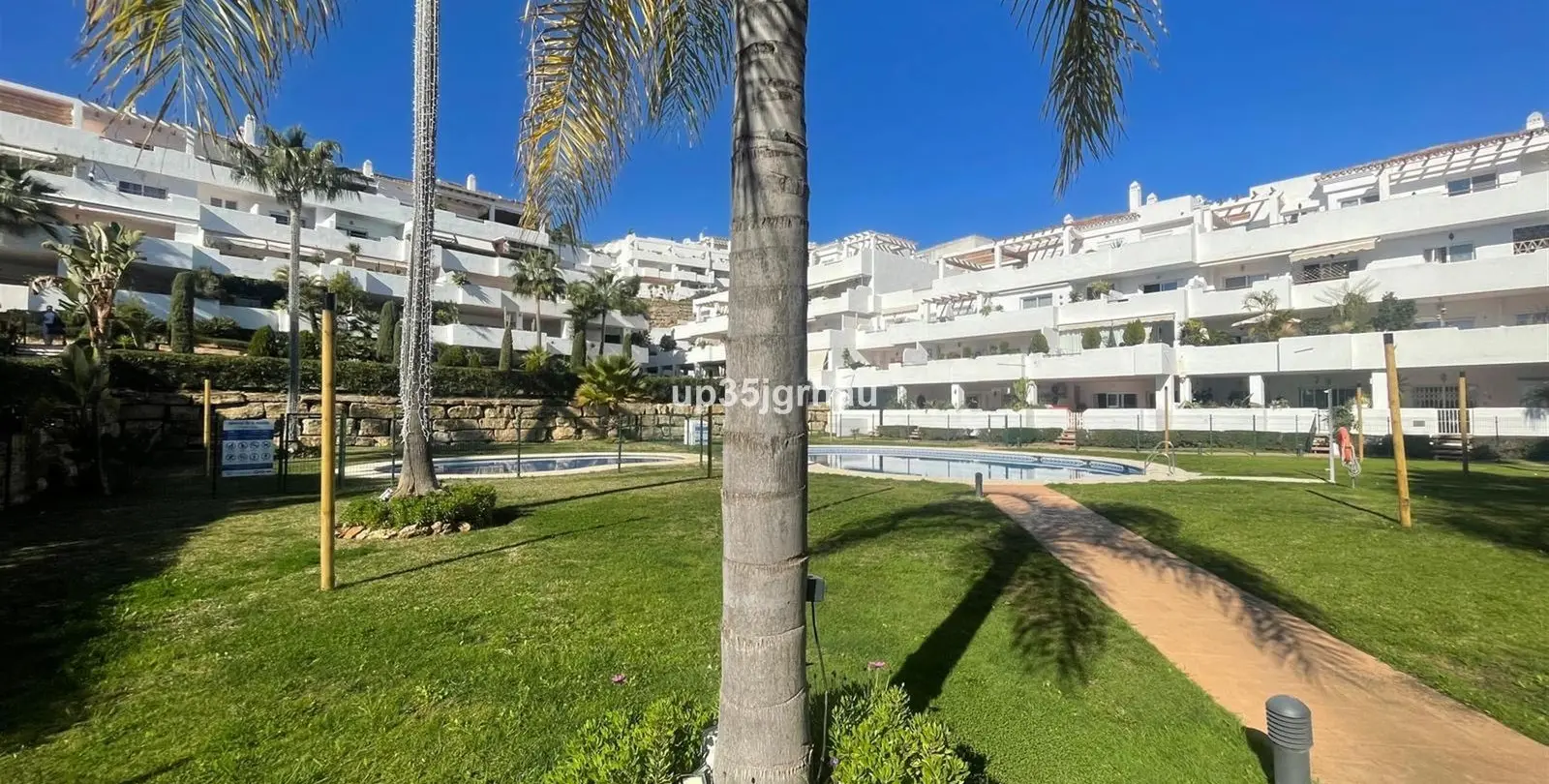 Sale of penthouse in Estepona 2