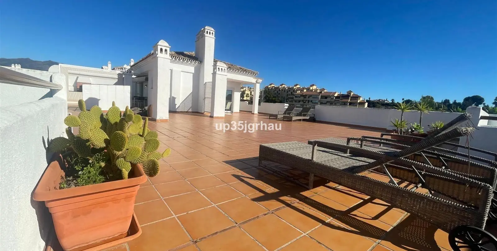 Sale of penthouse in Estepona 3