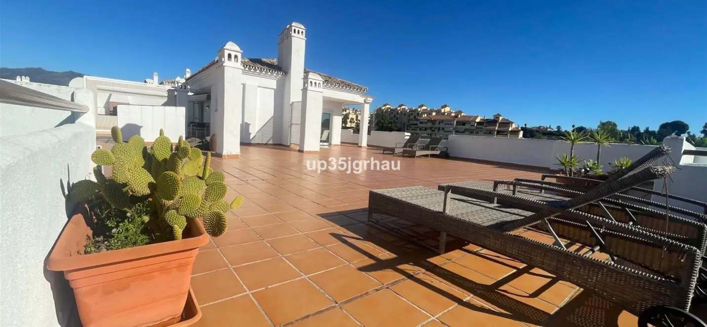 Sale of penthouse in Estepona 2